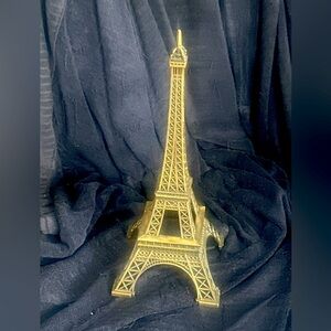 The Eiffel Tower statue